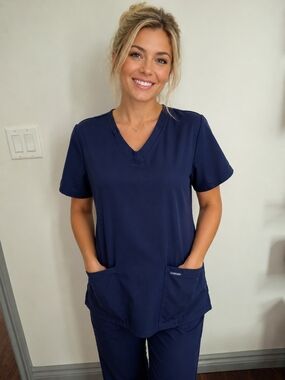 NWT Scrub Top Cherokee Navy V-Neck. 2 Front Pockets. Moisture Wicking. Ladies M